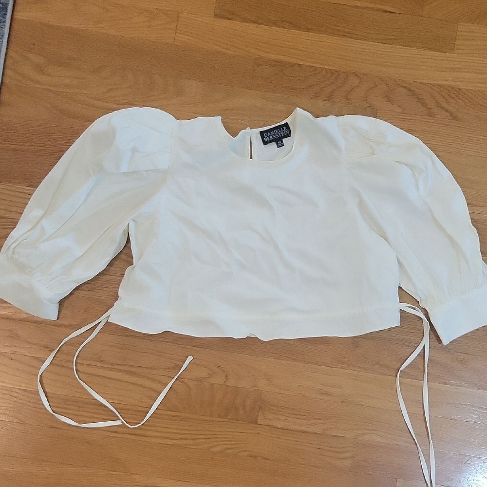DANIELLE BERNSTEIN White Crop Blouse with Puffed 3/4 Sleeves